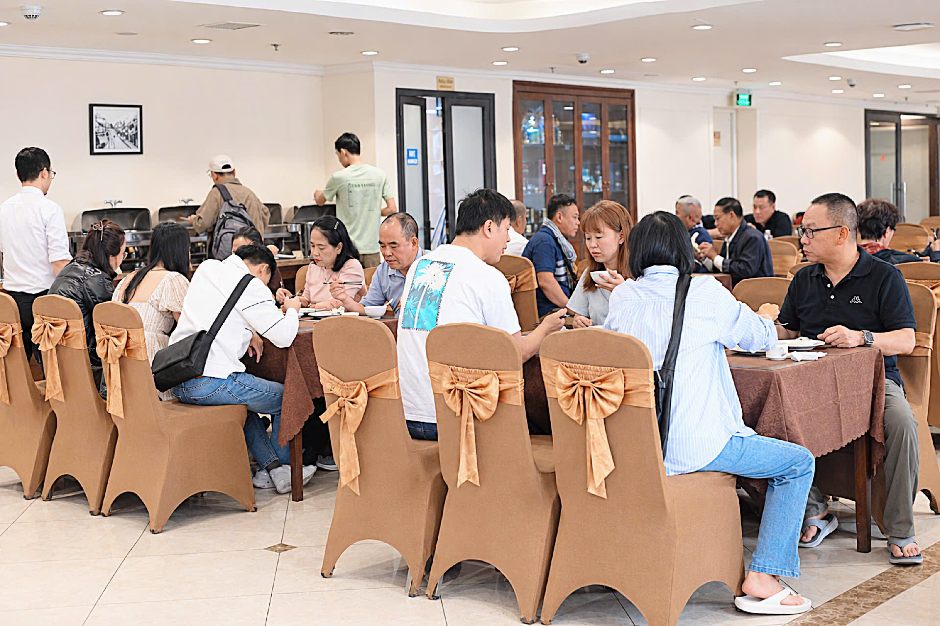Một buổi sáng thảnh thơi tại Cầu Giấy Hotel