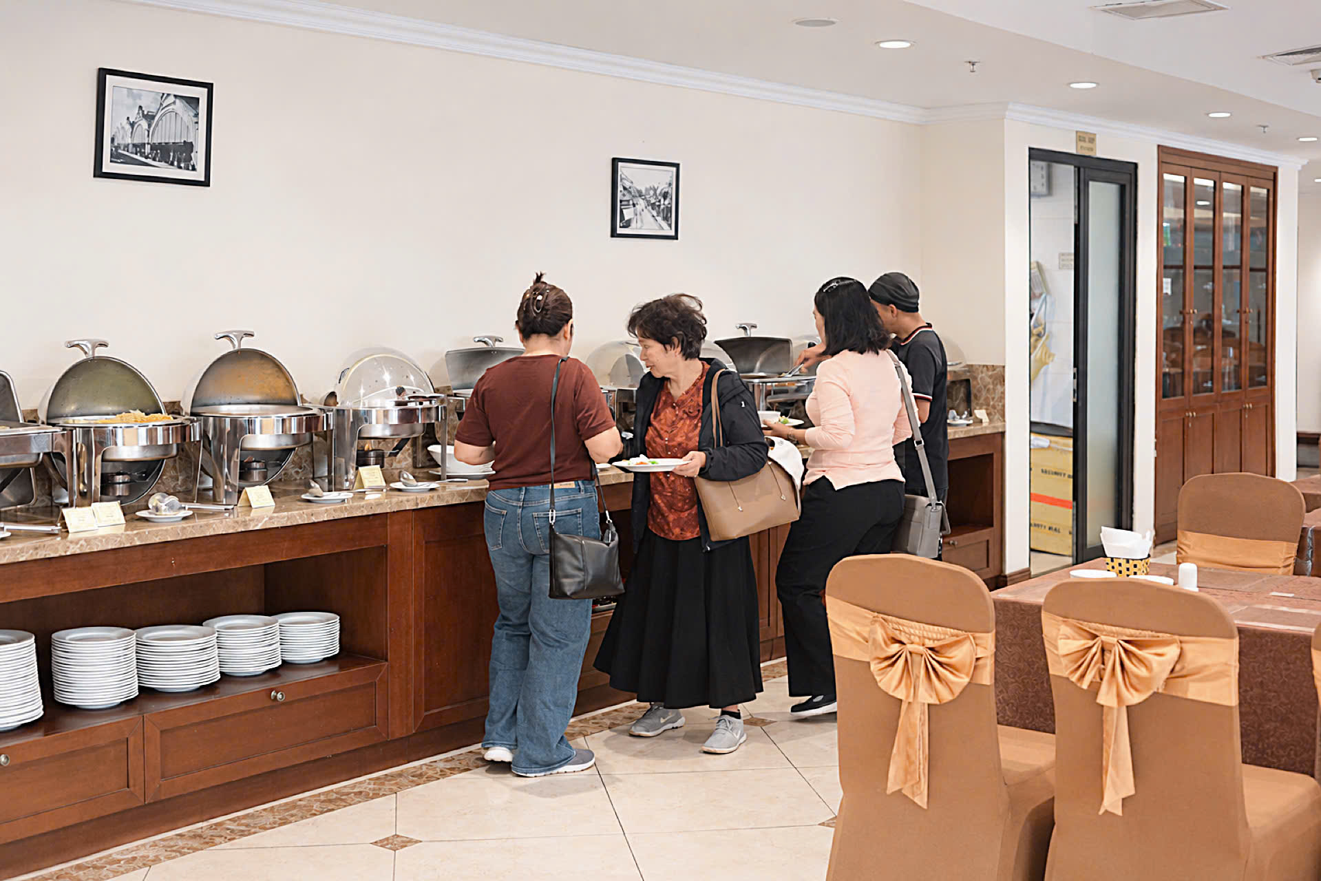 Một buổi sáng thảnh thơi tại Cầu Giấy Hotel